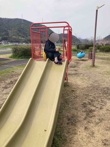 特別支援学校の近くに見つけた公園で遊ぶぼんちょの画像