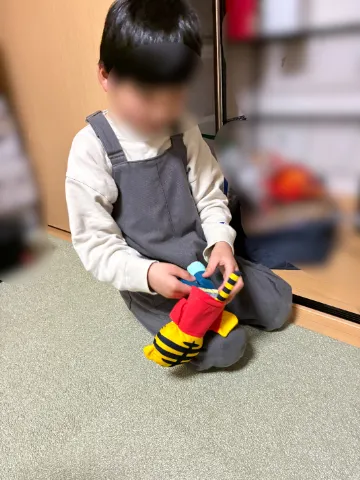 しまじろうのぬいぐるみを研究するぼんちょ