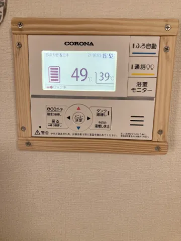 お風呂の給湯器のスイッチを剥がされないように木材で囲んだ画像