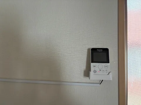 キッチンに取り付けたインターホンの画像