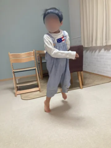 部屋で飛び跳ねるぼんちょ