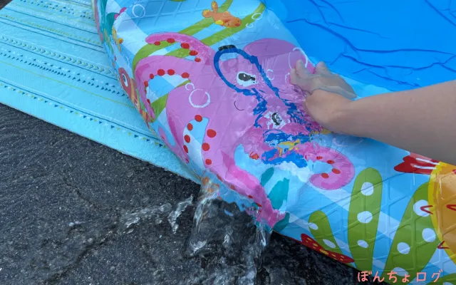 インテックスの空気入れ不要プールの水を抜く画像