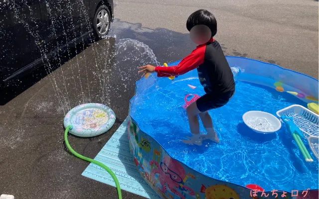 ダイソーの噴水マットで遊ぶぼんちょ