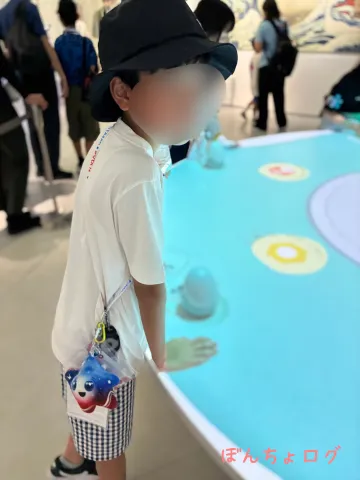 電力館のミニゲームに挑戦するぼんちょ兄