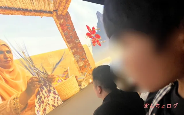 オマーンパビリオンで映像を見るぼんちょ