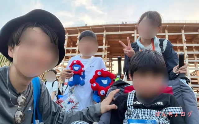 万博のぬいぐるみも一緒に撮った家族写真