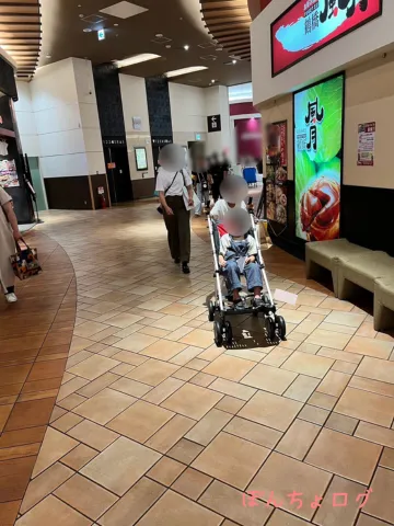 ショッピングモールでバギーに乗るぼんちょ