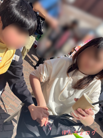 ぼんちょが母の手を引いて要求する画像